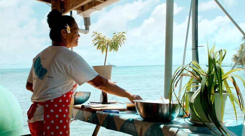 Köchin Hitirere Raioaoa beim Haiefüttern auf Fakarava, Tuamotu-Archipel. – Bild: NDR/​Autentic GmbH/​Thierry Thuilier
