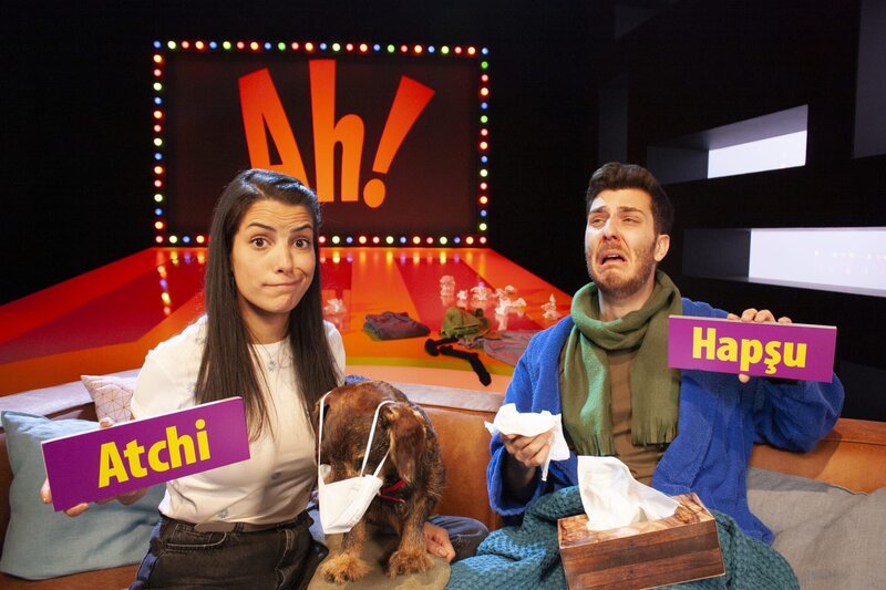 Clarissa und Tarkan klräen, wie man eigentlich auf Türkisch und auf Portugiesisch niest. – Bild: WDR/​Thorsten Schneider