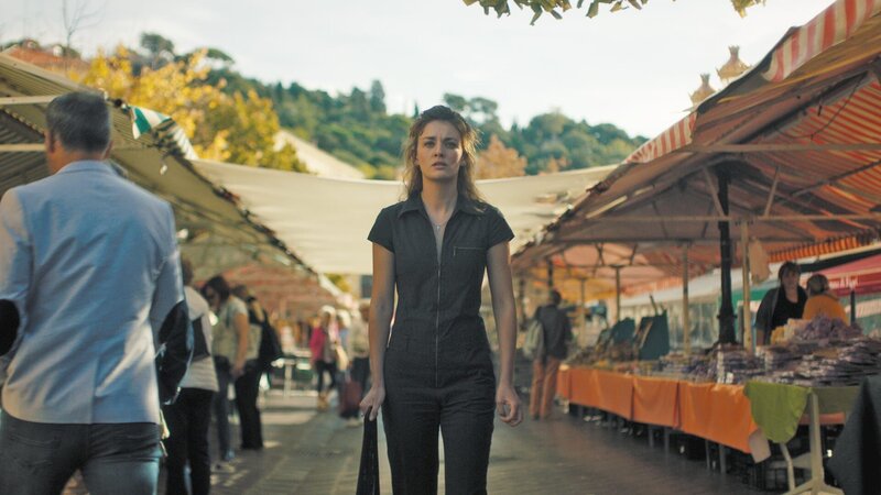 Von Zoë (Violet Braeckman) fällt sämtliche Last ab, als sie endlich in Nizza ankommt. Doch auch hier warten immer noch Geheimnisse. – Bild: ZDFneo