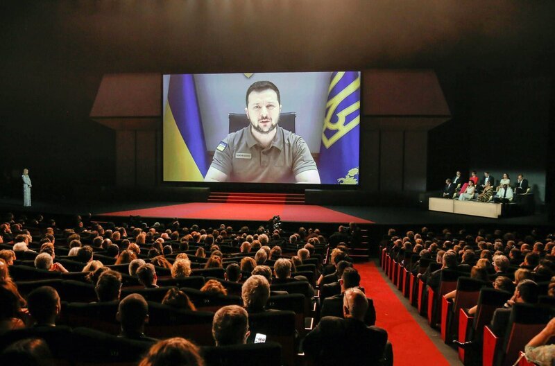 „Wir werden weiterkämpfen“: Wolodymyr Selenskyj spricht bei den 75. Filmfestspielen in Cannes. – Bild: Particules Productions