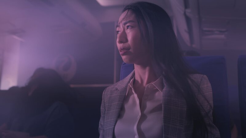 REENACTMENT – Als das hintere Schott des JAL-Flugs 123 bricht, hören die Passagiere einen lauten Knall, kurz bevor der Druck in der gesamten Kabine abfällt. Die Explosion reißt das Seitenleitwerk aus dem Flugzeug und lässt es vom Himmel stürzen. 520 Menschen kommen ums Leben, als die Boeing 747 beim Versuch, nach Tokio zurückzukehren und dort notzulanden, gegen einen Berg prallt. – Bild: Cineflix 2022