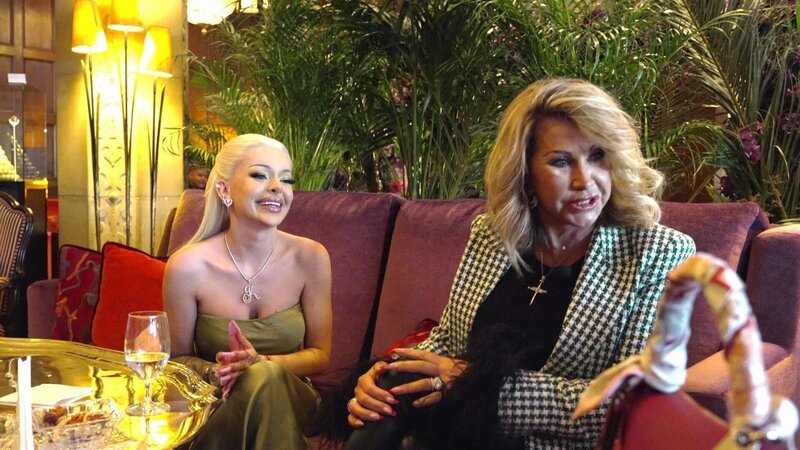 Carmen trifft auf Katja Krasavice, ihre „Schwester im Geiste.“ Beide stehen für Frauenpower und es wird Tacheles gesprochen. – Bild: RTLZWEI