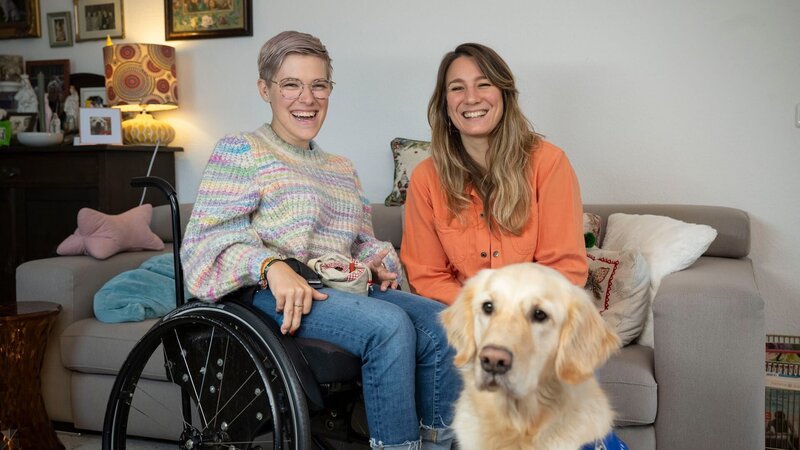 Presenterin Jasmina Neudecker (r.) zu Besuch bei Frieda Krieger (l.) und Assistenzhund Aiden – Bild: ZDF und Melanie Grande