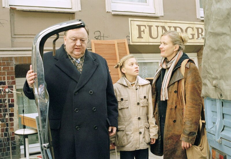 Bei einem Auffahrunfall lernt Gregor Ehrenberg (Dieter Pfaff, l.) seine neuen Nachbarinnen kennen: Die alleinerziehende Lisa Schubert (Ulrike Grote, r.) und deren Tochter Charlotte (Alina Liss, M.). – Bild: HR/​ARD/​Marion von der Mehden