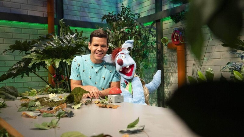 Woozles Devise: Um den Regenwald schützen zu können, muss man sich in ihn hineinversetzen. Deshalb holt er, mithilfe seines Weitversetzers 3001, den Regenwald ins Studio. – Bild: SUPER RTL/​Annette Etges