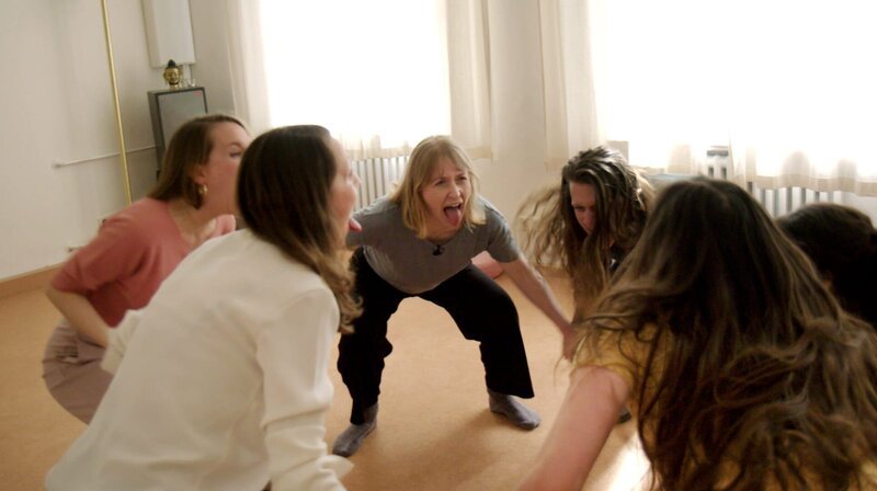Druckausgleich. Beim Wut-Seminar in Berlin sollen Frauen ein Ventil für ihre aufgestauten Emotionen finden. – Bild: Radio Bremen /​ Lucie Westbrock