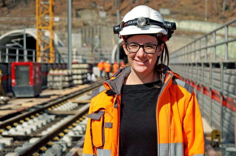 Die österreichische Bauleiterin Sybille Ritzkowsky sorgt im Hintergrund dafür, das die Arbeiten reibungslos ablaufen. – Bild: SWR/​Christopher Paul