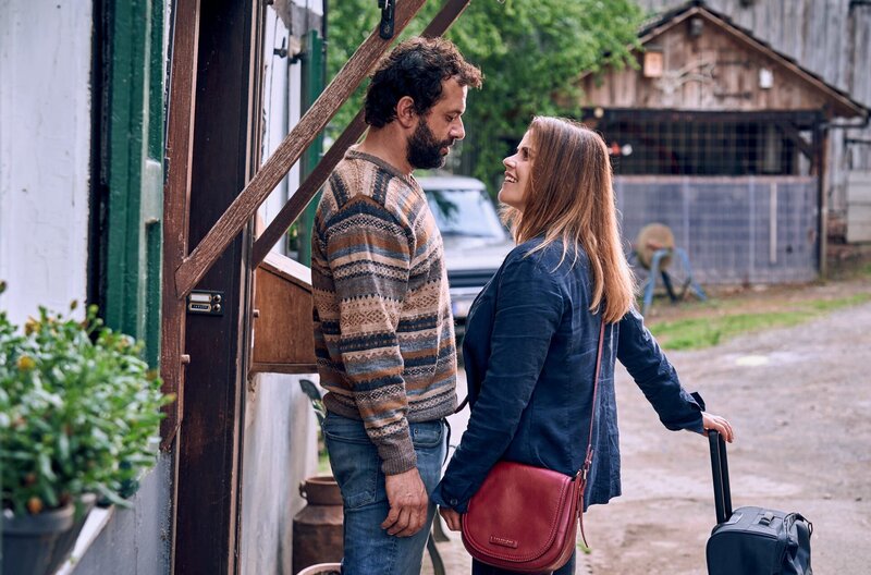 „Letzter Tag in Hengasch für Marie Gabler (Katharina Wackernagel, r.) – sie darf zurück nach Köln. Haben die Hengascher so gar keine Spuren bei ihr hinterlassen? Bei Schweinebauer Gisbert Cremer (Kai Schumann, l.) ist sich Marie nicht so sicher … – Bild: ARD/​Frank Dicks