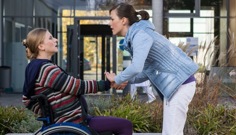 Bei einer Übung wird Felicitas Sommer (Laura Kiehne, l.) plötzlich schwindelig. Caro (Janina Flieger, r.) fordert Hilfe an. – Bild: ARD/​Jens Ulrich Koch