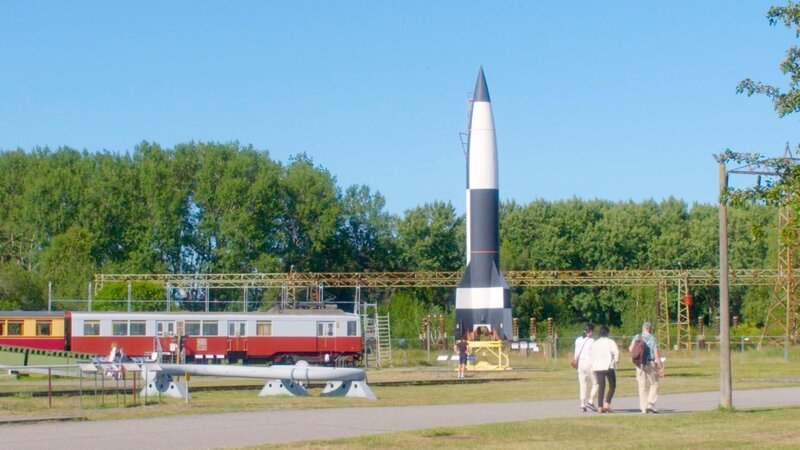Eine V2 Rakete im Historisch Technischen Museeum Peenemünde. – Bild: RTL /​ Like a Shot Entertainment /​ Wernher von Braun