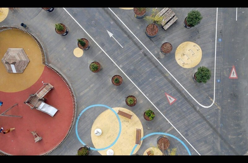 Das Superblock-Modell von Salvador Rueda schafft neuen Lebensraum statt Autostraßen in Barcelonas Innenstadt. – Bild: Mic Thiemann/​qatsi.tv