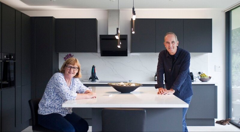 Kevin McCloud und Gretta – Bild: RTL /​ Malgosia Czarniecka-Lonsdale