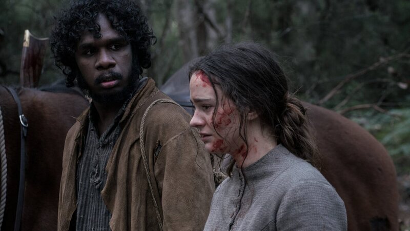Die Irin Clare (Aisling Franciosi), die gerade einen Engländer getötet hat, findet in dem Aborigine Billy (Baykali Ganambarr), der mit den Engländern ebenfalls noch eine offene Rechnung hat, einen zuverlässigen, mutigen Begleiter. – Bild: ZDF und Matt Nettheim, Mark Roges Die Irin Clare (Aisling Franciosi), die gerade einen Engländer getötet hat, findet in dem Aborigine Billy (Baykali Ganambarr), der mit den Engländern ebenfalls noch eine offene Rechnung hat, einen zuverlässigen, mutigen Begleiter. – Bild: ZDF und Matt Nettheim, Mark Roges