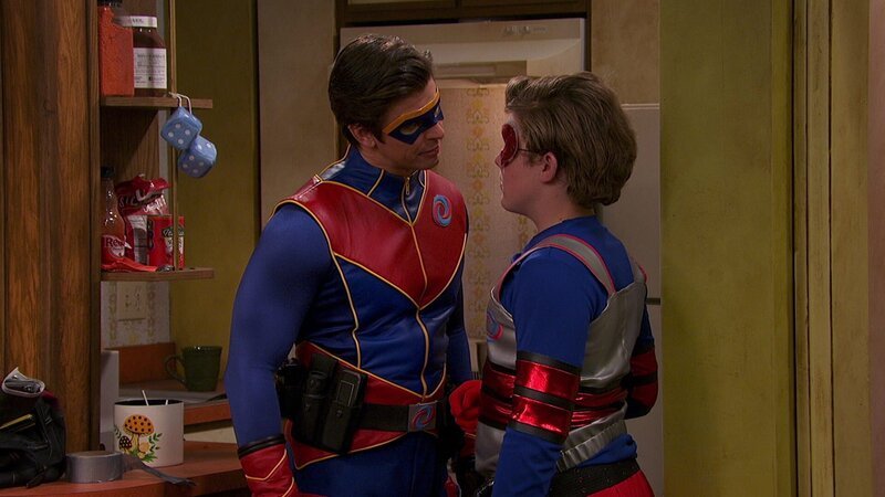 L-R: Captain Man /​ Ray Manchester (Cooper Barnes), Jasper Dunlop (Sean Ryan Fox) – Bild: ViacomCBS