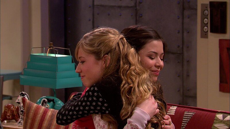 L-R: Sam Puckett (Jennette McCurdy), Carly Shay (Miranda Cosgrove) – Bild: ViacomCBS