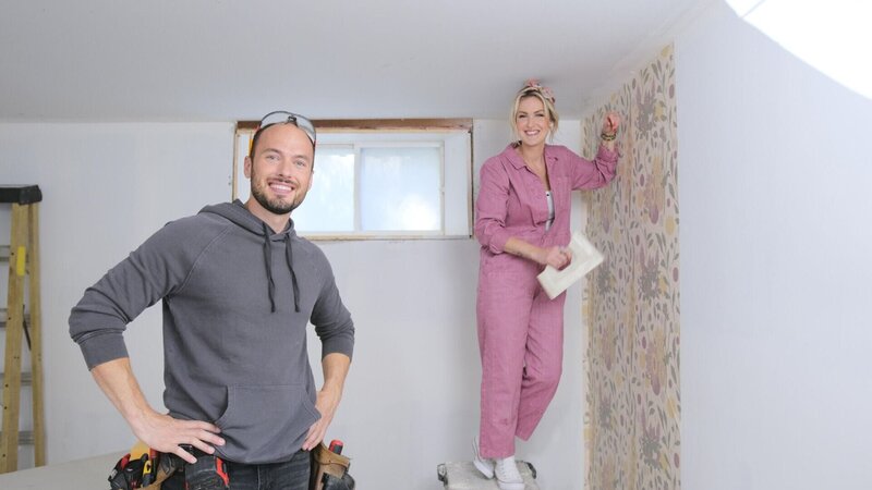 Billy Pearson (l.); Carolyn Wilbrink (r.) – Bild: 2023 Farmhouse Facelift 3 TV Inc. All Rights Reserved. Lizenzbild frei