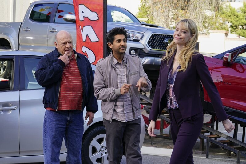 (v.l.n.r.) Art (Dean Norris); Al (Adhir Kalyan); Chloe (Riki Lindhome) – Bild: 2021 CBS Broadcasting, Inc. All Rights Reserved. /​ Lisa Rose Lizenzbild frei