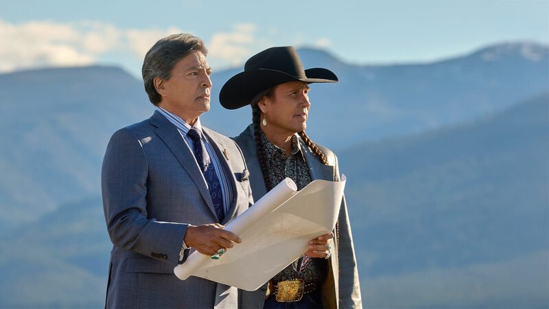 Thomas Rainwater (Gil Birmingham, l.) und Mo Brings Plenty (Mo Brings Plenty, r.) – Bild: Paramount Global