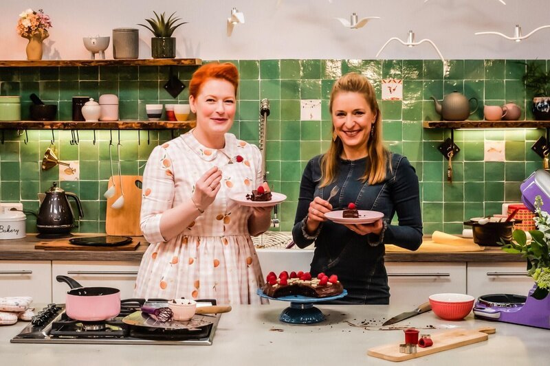 Enie van de Meiklokjes (l.); Stefanie Hertel (r.) – Bild: sixx /​ Leonie Hinrichs
