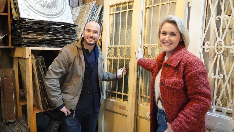 Billy Pearson (l.); Carolyn Wilbrink (r.) – Bild: 2023 Farmhouse Facelift 3 TV Inc. All Rights Reserved. Lizenzbild frei