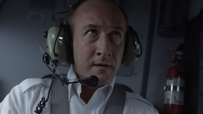 REENACTMENT – Helicopter pilot, Ara Zobayan (played by Perry Mucci), struggles to fly a Sikorsky S-76-B helicopter carrying basketball legend Kobe Bryan, his daugher und sechs andere Passagiere. – Bild: Cineflix