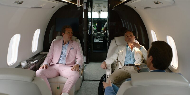 Im Privatjet nach Südfrankreich erzählt Adam (Simon J. Berger, r.) seinen Freunden Henrik (Tobias Santelmann, l.) und Jeppe (Jon Řigarden, M.) von den lukrativen Möglichkeiten der Windenergie. Werden sie sich auf Adams Geschäftsidee einlassen? – Bild: ZDF und Pål Bugge Haagenrud