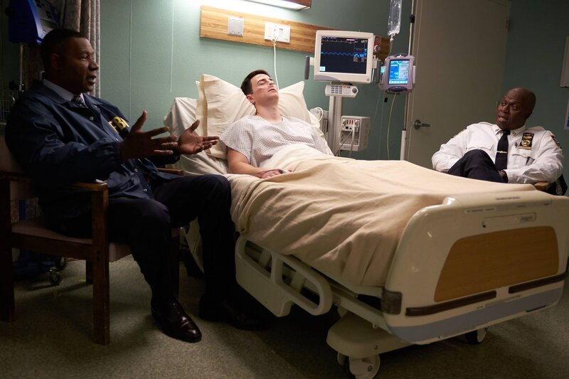 Dennis Haysbert (Bob Anderson), André Braugher (Ray Holt). – Bild: UNIVERSAL TELEVISION LLC. /​ John P. Fleenor