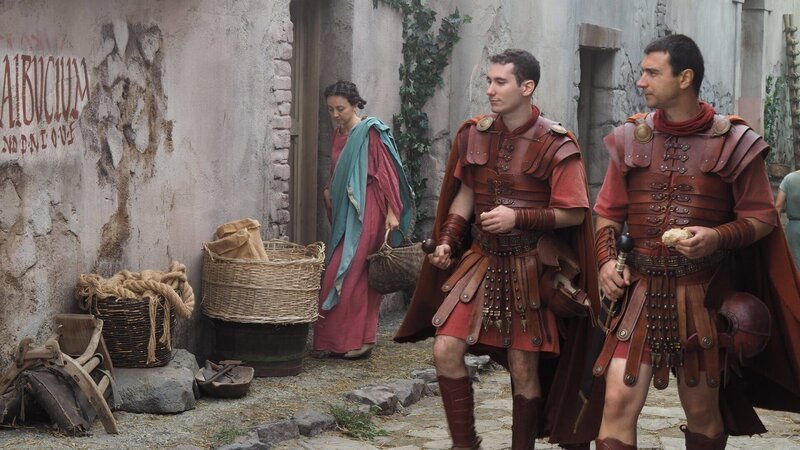 An vielen Hauswänden hat man in der „Gasse der Balkone“ Wahlwerbung gefunden. Ein gewisser Lucius Albucius kandidierte in Pompeji als Ädil und versuchte, die Aufmerksamkeit der Passanten zu gewinnen. – Bild: ZDF und Gedeon Programmes