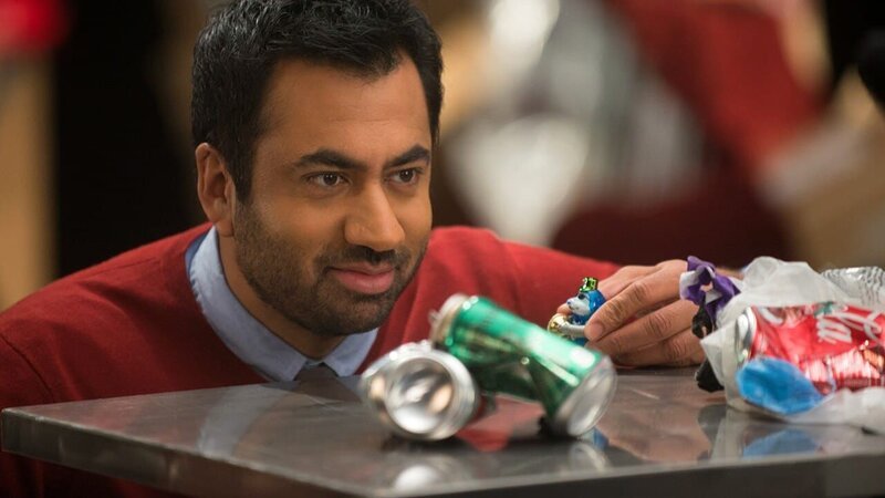 Pi war erst der Anfang: Die Welt, in der wir leben, ist eine Welt, die sich auf multiplen Ebenen in Zahlen ausdrücken lässt. MAPOLOGY – VERRÜCKTE FAKTEN macht Schluss mit schnöden Statistiken und haucht nüchternen Fakten auf unterhaltsame Weise Leben ein: Wie hängen die aufwendig gesammelten Daten mit unserer täglichen Realität zusammen? Der US-Schauspieler Kal Penn destilliert aus komplizierten Zahlenwüsten die Quintessenz – und zwar so, dass jedermann sie versteht. Ob Geld, Sex, Ernährung oder Kriminalität – kaum ein Bereich in unserem Leben wird nicht von Statistiken durchleuchtet. Doch oft wirken die Zahlen eher erschlagend und verwirrend als aufschlussreich. Damit ist jetzt endlich Schluss: In jeder Episode von MAPOLOGY – VERRÜCKTE FAKTEN entschlüsselt Kal Penn komplexe Tabellen, Infografiken und statistische Erhebungen. Er erklärt, was es wirklich damit auf sich hat und fördert nicht selten Überraschendes zu Tage. Außerdem wirft Kal Penn bei all seinen Erkundungen einen genauen Blick hinter die graue Datenfassade. Seine Mission ist es, die Story zu begreifen, die in den Zahlen steckt, und deren Auswirkungen auf die Gesellschaft visuell zu veranschaulichen. So entsteht ein faszinierender Atlas über die großen Zusammenhänge der wichtigsten und manchmal auch unterhaltsamsten Themen des täglichen Lebens. – Bild: NGC Europe Limited