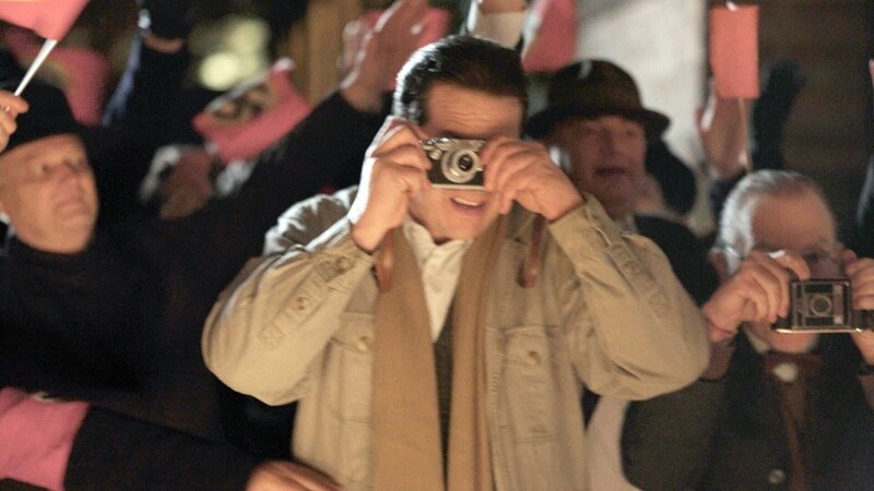 Nachstellung: Die Aufgabe der Fotografen Albert Hilscher und Heinrich Hoffmann ist es, das Regime in den Augen der Menschen fotographisch in das rechte Licht zu rücken. – Bild: ORF/​Pammer Film