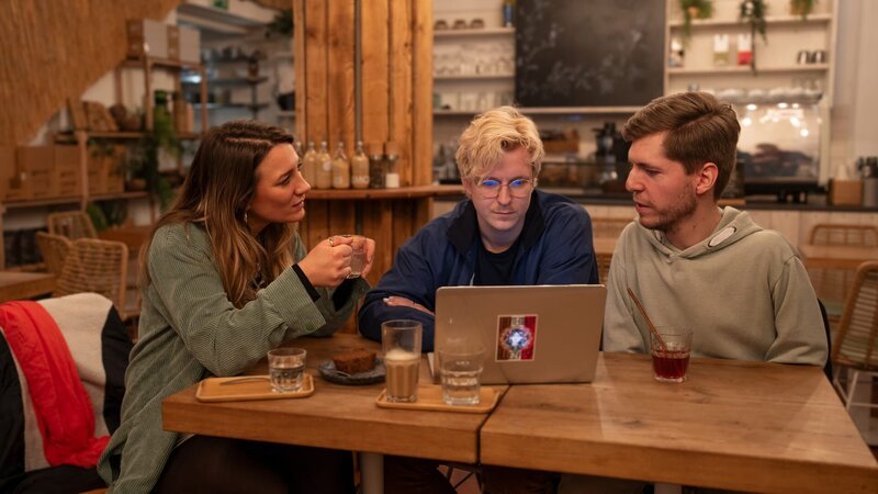 Lovis (M.) und Alexander (r.) berichten von ihrem Jahr auf der gemeinsamen Weltreise. Die besonderen Erlebnisse haben die beiden noch enger zusammengeschweißt. Jasmina Neudecker (l.) will wissen, wie ihre Freundschaft aussieht. – Bild: ZDF und Christine Schroeder