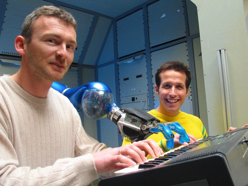 Willi Weitzel und Prof. Max Fischer mit einem Industrieroboter. Diese Roboterhand soll eines Tages Astronauten im Weltall helfen. – Bild: BR/​megaherz