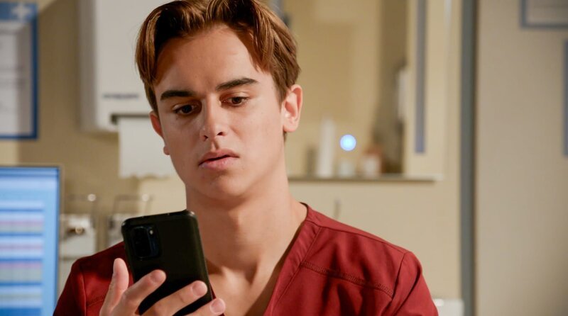 Till (Francesco Oscar Schramm) erhält ein sexy Foto von seinem Chatpartner Marcel und ist verunsichert – könnte er vielleicht mehr, als nur Freundschaft wollen? – Bild: NDR