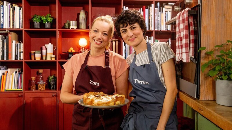 Liebhaber der französischen Küche aufgepasst! Zora Klipp und Theresa Knipschild begeben sich auf eine kulinarische Reise in das Mutterland der Haute Cuisine. – Bild: NDR