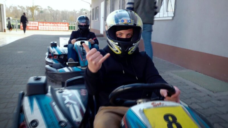 Elvis und Sohn Martin besuchen eine Kartbahn in Walldorf. Wer wird das Duell für sich entscheiden? – Bild: RTLZWEI
