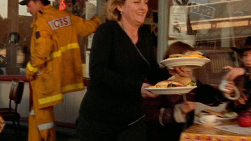Meg (Sonia Todd) taucht plötzlich wieder auf Drover’s Run auf und verwandelt den Truckstopp – zum Entsetzen der meisten Kunden – in ein französisches Terrassencafé. – Bild: RTL Passion