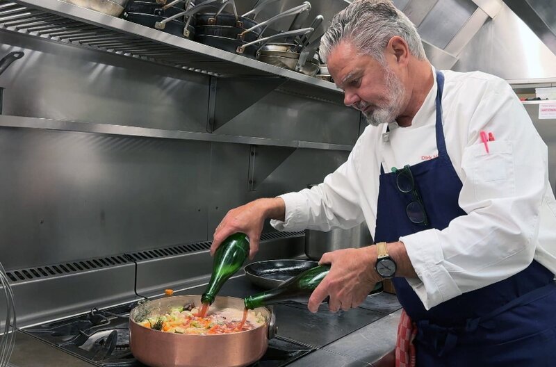 Küchenchef Dirk Myny kocht in seinem Brüsseler Restaurant Kalbsbäckchen in Biersoße. – Bild: Elephant Doc