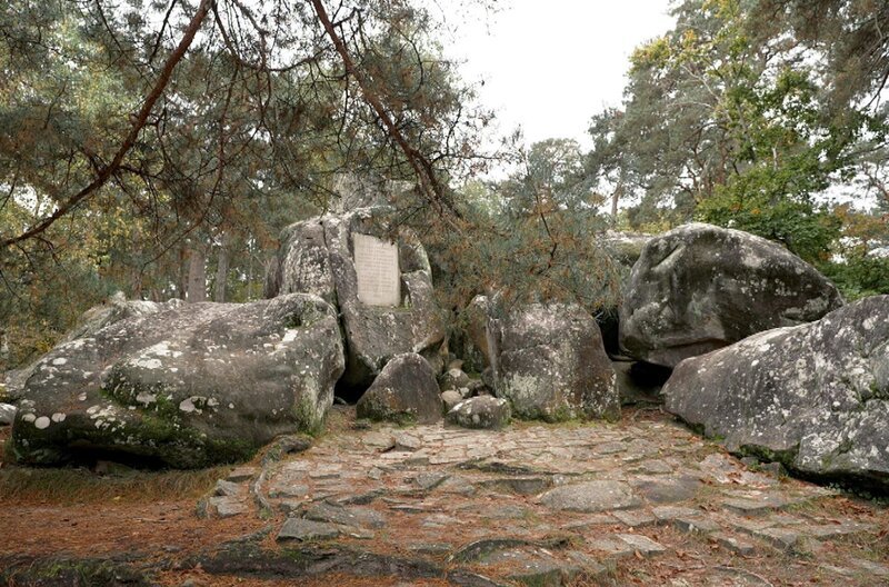 Der Wald von Fontainebleau sorgte lange für Angst und Schrecken. Doch eines Tages beschloß eine Gruppe junger Künstler, hier zu malen und revolutionierten damit die Landschaftsmalerei. – Bild: Elephant Doc