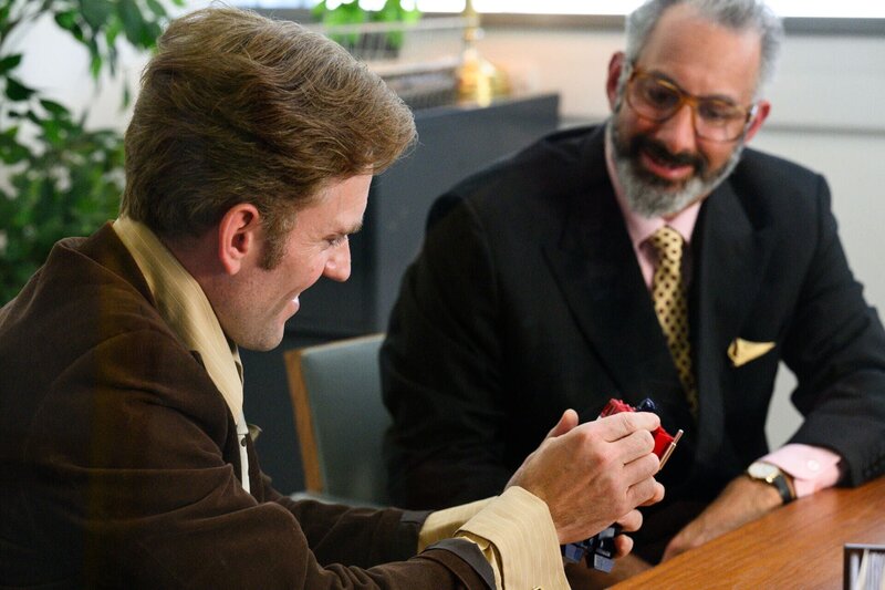 Zwei Männer sitzen an einem Tisch und sehen sich ein Spielzeug an – Bild: Nicholas Smith /​ stan /​ © THE HISTORY CHANNEL /​ A+E Networks, Nicholas Smith