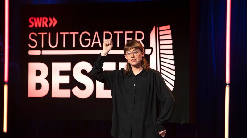 Die besten Talente aus allen Bereichen des Humors treten gegeneinander an. Die Gewinnerin des hölzernen Besens Jane Mumford. – Bild: SWR/​Sabine Stumpp