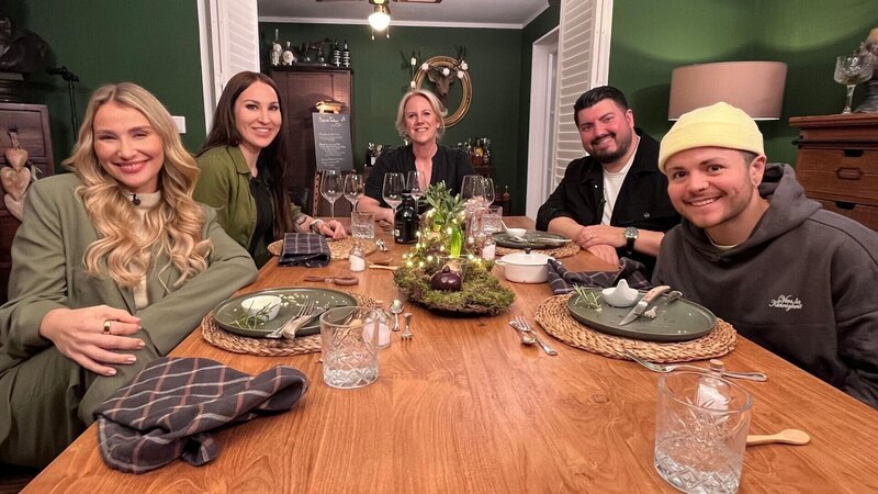 v.l.n.r.: Ana (@anajohnson), Katharina (@two.moms.one.journey), Gastgeberin Tina (@tinas_homeandgarden), Ramin (@lass_ma_kochen) und Robin (@transjoyboy) – Bild: RTL /​ ITV Studios Germany