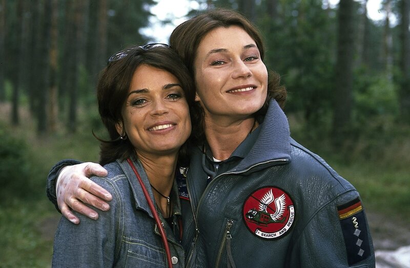 Ilona Müller (Julia Heinemann, r.) löst Maren Maibach (Gerit Kling, l.) ab. – Bild: ZDF und Boris Laewen