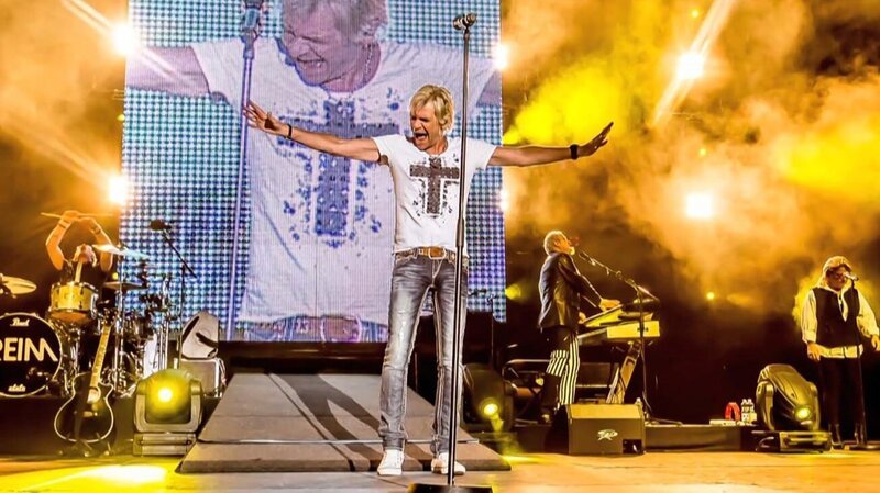 Matthias Reim – eine Schlager-Legende, die seit 35 Jahren im Musik-Business tätig ist. Sein Leben glich phasenweise einer Achterbahnfahrt, die mit Höhen und Tiefen verbunden war, doch aufgegeben hat der Sänger nie. – Bild: Maximedia /​ Electrola /​ RTLZWEI, Maxi Media