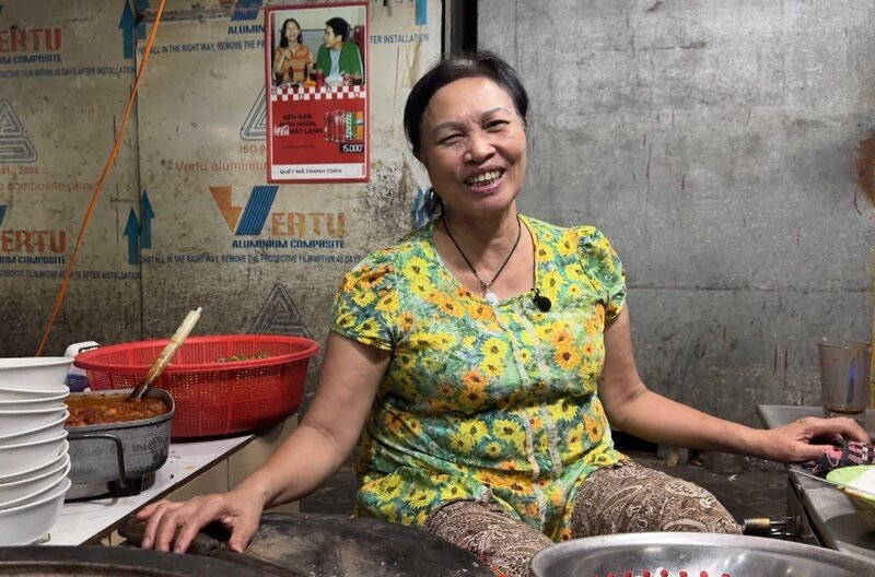 Die Köchin Kim Cúc serviert Pho, eine scharfe Bouillon mit Reisnudeln, in einem Straßencafé im Herzen von Hanoi. – Bild: Elephant Doc