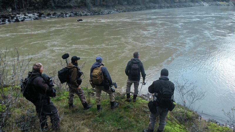 Der prähistorische Weiße Stör ist ein wahrer Süßwasserriese: Er wird über drei Meter lang und 1.300 Pfund schwer, doch aufgrund menschlicher Aktivitäten sind seine Bestände im Rückgang begriffen. Cyril und seine Crew begeben sich auf eine gefährliche, actiongeladene Mission, um den Wissenschaftlern zu helfen, sie zu schützen. Um dieses riesige Tier zu finden, muss das Team die reißenden Gebirgsflüsse absuchen und in ihre eiskalten Gewässer eintauchen, während es gleichzeitig Bären, Steinschlägen, eisigen Temperaturen und tödlichen Strömungen ausweichen muss. – Bild: Untamed Productions
