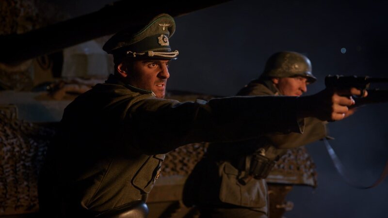 REENACTMENT – Kap. Maurer feuert mit seiner Luger auf die anrückenden kanadischen Truppen. – Bild: Holdout II Productions Inc.