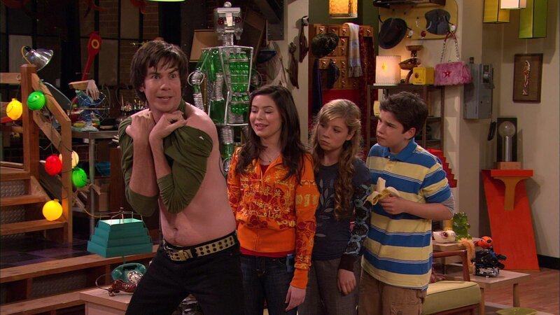 L-R: Spencer Shay (Jerry Trainor), Carly Shay (Miranda Cosgrove), Sam Puckett (Jennette McCurdy), Freddie Benson (Nathan Kress) – Bild: ViacommCBS