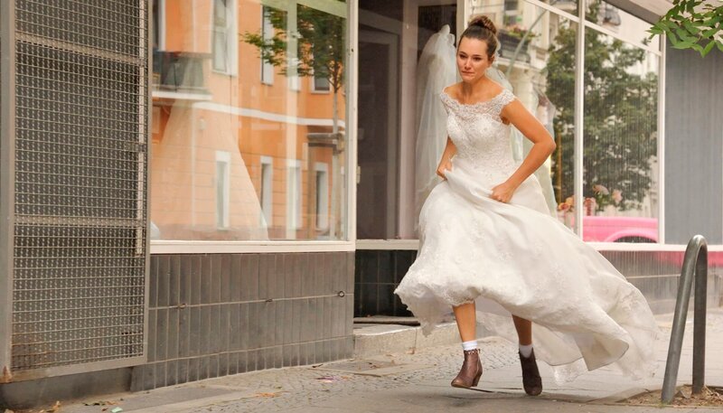 Die Anprobe des Hochzeitskleides endet mit der Flucht von Michelle (Alissa Jung) vor Rosa, die sich weigert eine Hochzeit auszurichten, wenn die Braut nicht aus Liebe heiratet. – Bild: ARD Degeto/​Gordon Mühle