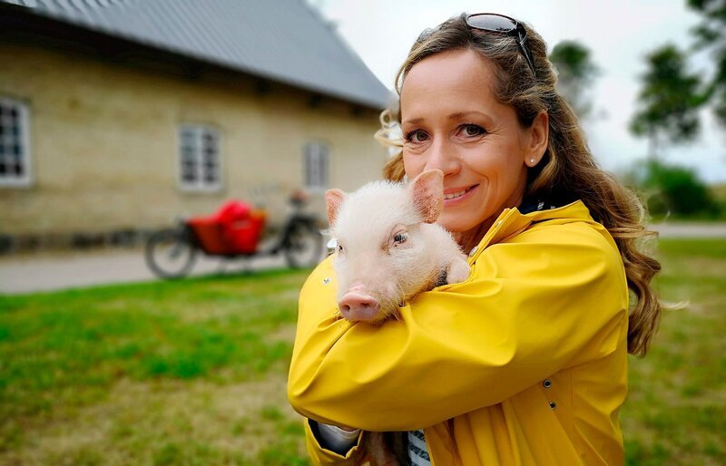 Moderatorin Tamina Kallert besucht einen Ferienbauernhof an der Flensburger Förde. – Bild: Anja Koenzen /​ WDR /​ WDR/​Anja Koenzen