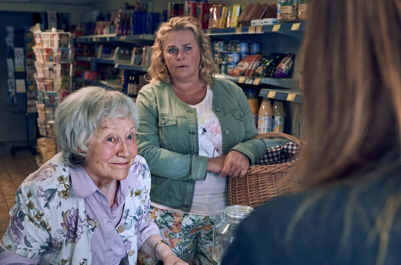 Heike Schäffer (Petra Kleinert, 2.v.l.) will es wissen: Wie hat Marie Gabler (Katharina Wackernagel, r.) ihre Appeltaat gebacken – so ganz ohne Ofen? Frau Ziegler (Therese Dürrenberger, l.) hilft ihr aus der Patsche … – Bild: ARD/​Frank Dicks